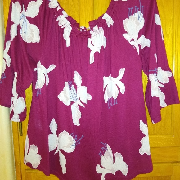 Super cute off-the-shoulder lucky name brand L - Picture 3 of 7